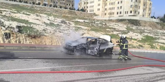 Mardin’de seyir halindeki otomobil yandı